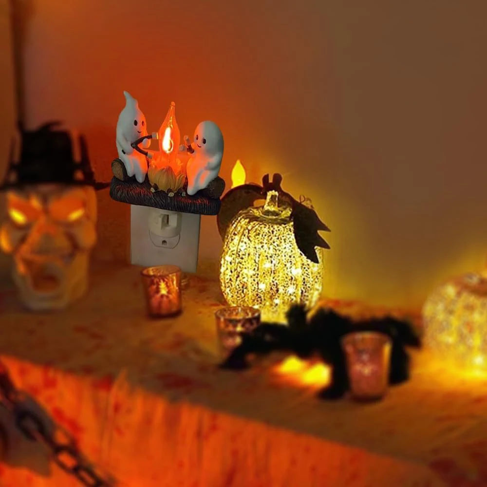 Geister-Lagerfeuer-Steckdosen-Nachtlicht, Halloween-Dekoration, niedliche, gruselige Marshmallow-Szenenlampe.