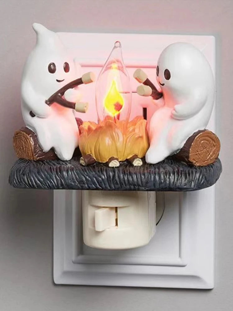 Geister-Lagerfeuer-Steckdosen-Nachtlicht, Halloween-Dekoration, niedliche, gruselige Marshmallow-Szenenlampe.